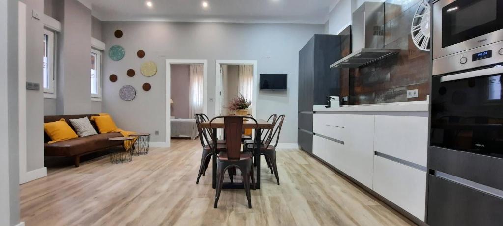 een keuken en een woonkamer met een tafel en stoelen bij Cruces Hospital Metro in Barakaldo