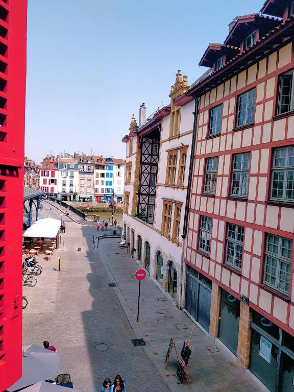 une vue d'une rue dans une ville avec des bâtiments dans l'établissement Carré des Halles Centre Historique, à Bayonne