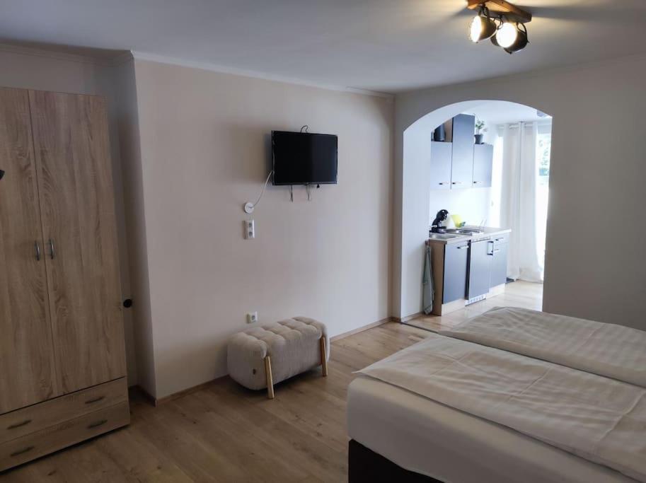 um quarto com uma cama e uma televisão na parede em Ferienappartement 2 beim Strandbad em Reifnitz