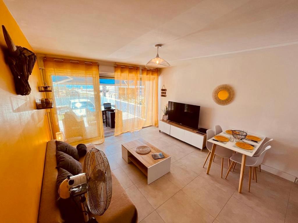 Een TV en/of entertainmentcenter bij PALAVAS Acces direct plage LM Sud
