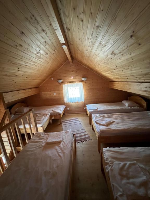 um quarto no sótão com um monte de camas em Maja saunaga em Rõmeda