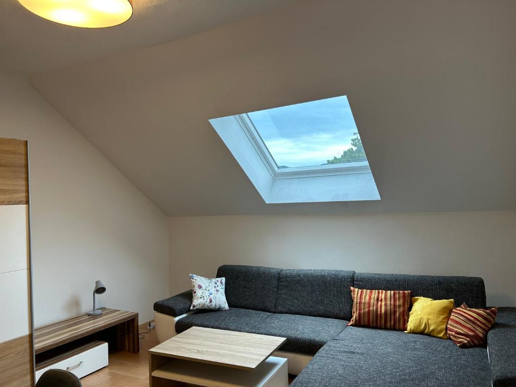 ein Wohnzimmer mit einem Sofa und einem Fenster in der Unterkunft Apartment Regina, schnelles Internet in Knittelfeld