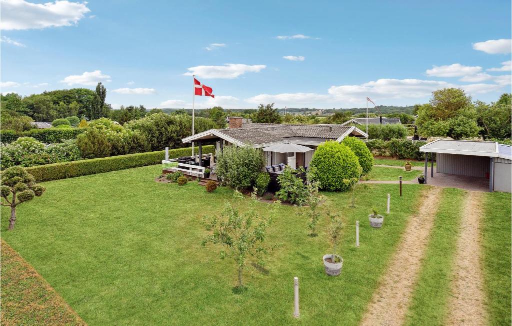 - une vue aérienne sur une maison avec un jardin dans l'établissement Stunning Home In Assens With Kitchen, à Næs