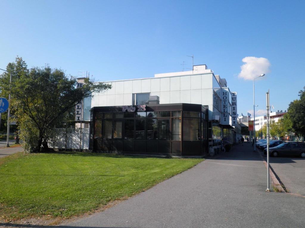 ein Gebäude an der Straßenseite in der Unterkunft Hotel Turistihovi in Kouvola