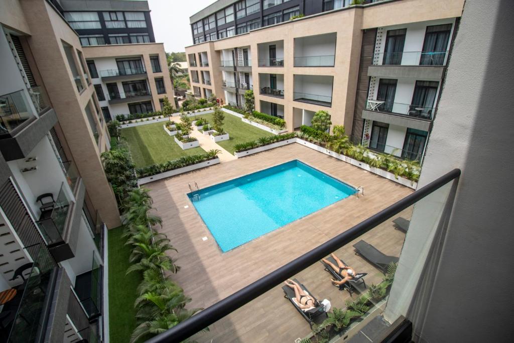 widok na basen w budynku apartamentowym w obiekcie Ghana luxury Apartments w Akrze