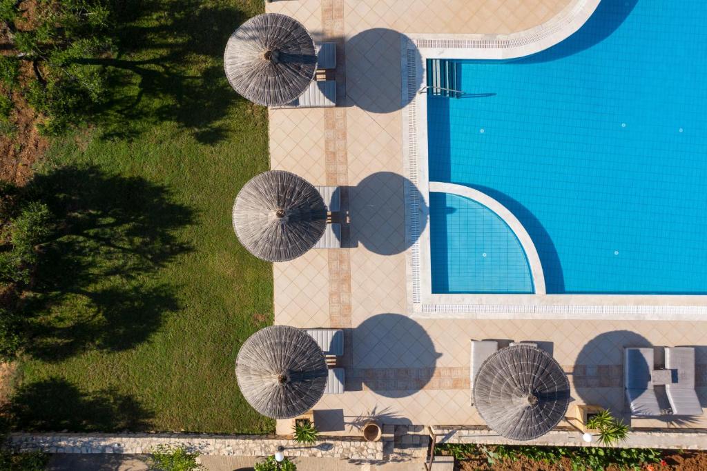 uma vista superior para uma piscina com pratos por satélite em Elea Suites & Residences em Gouves