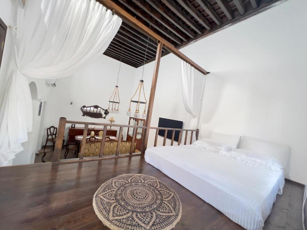 een slaapkamer met een bed en een tafel bij Villa AleNi Lindos in Lindos
