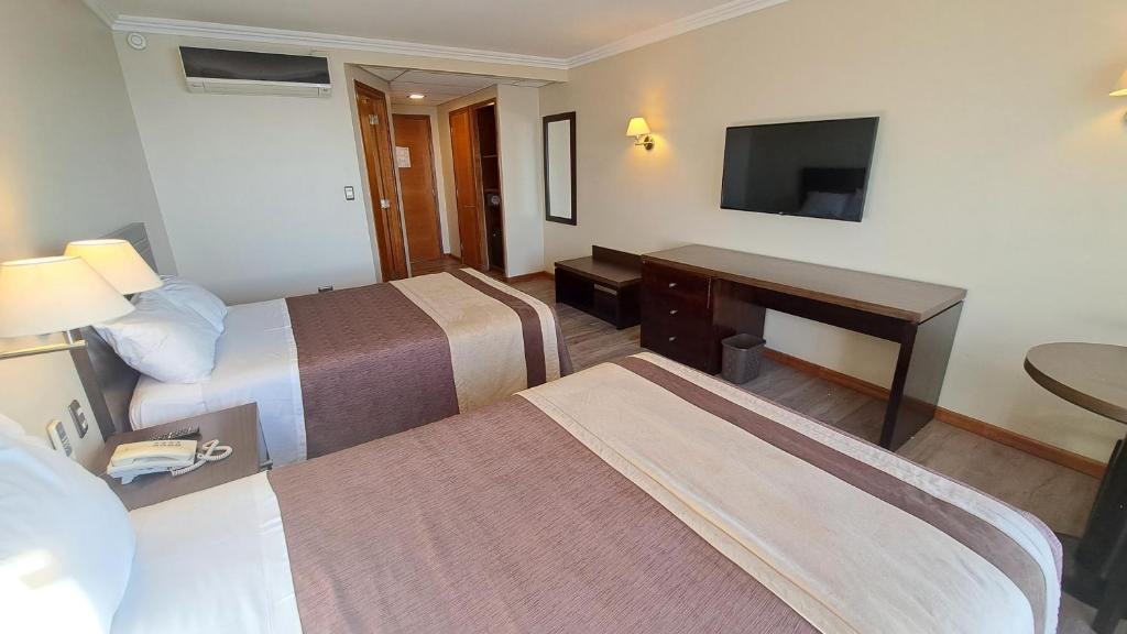 Postel nebo postele na pokoji v ubytování Hotel Diego de Almagro Valparaíso
