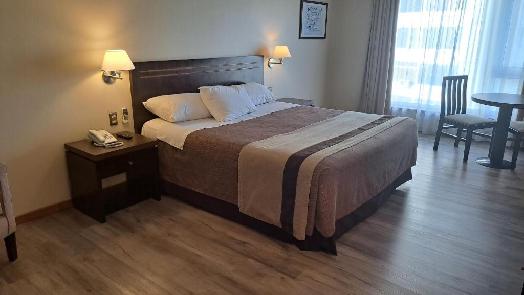 Postel nebo postele na pokoji v ubytování Hotel Diego de Almagro Valparaíso