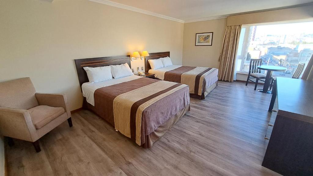 Postel nebo postele na pokoji v ubytování Hotel Diego de Almagro Valparaíso