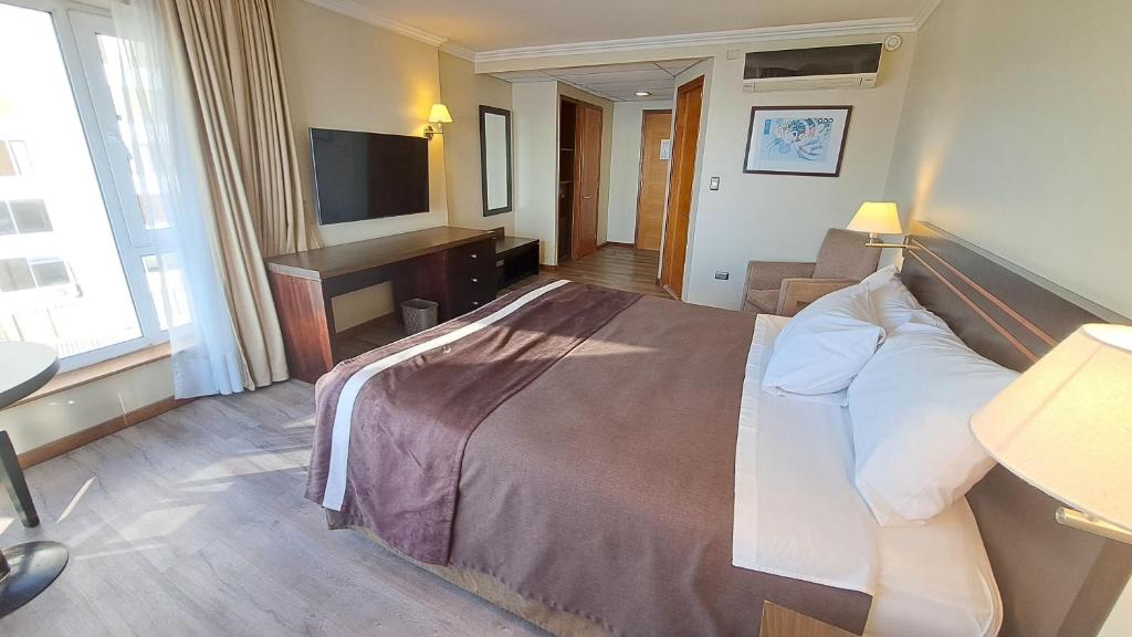 Postel nebo postele na pokoji v ubytování Hotel Diego de Almagro Valparaíso