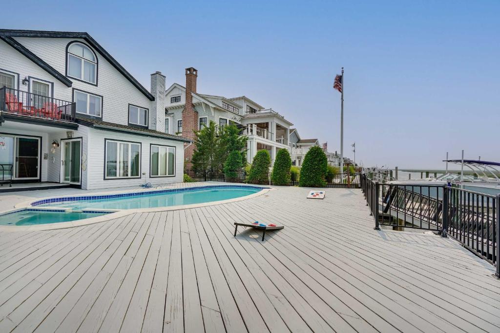 una gran terraza con piscina en una casa en Bayfront Avalon Home with Boat Slip and Private Pool!, en Avalon