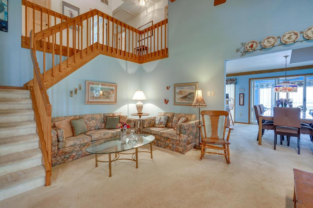 Posezení v ubytování Bayfront Avalon Home with Boat Slip and Private Pool!