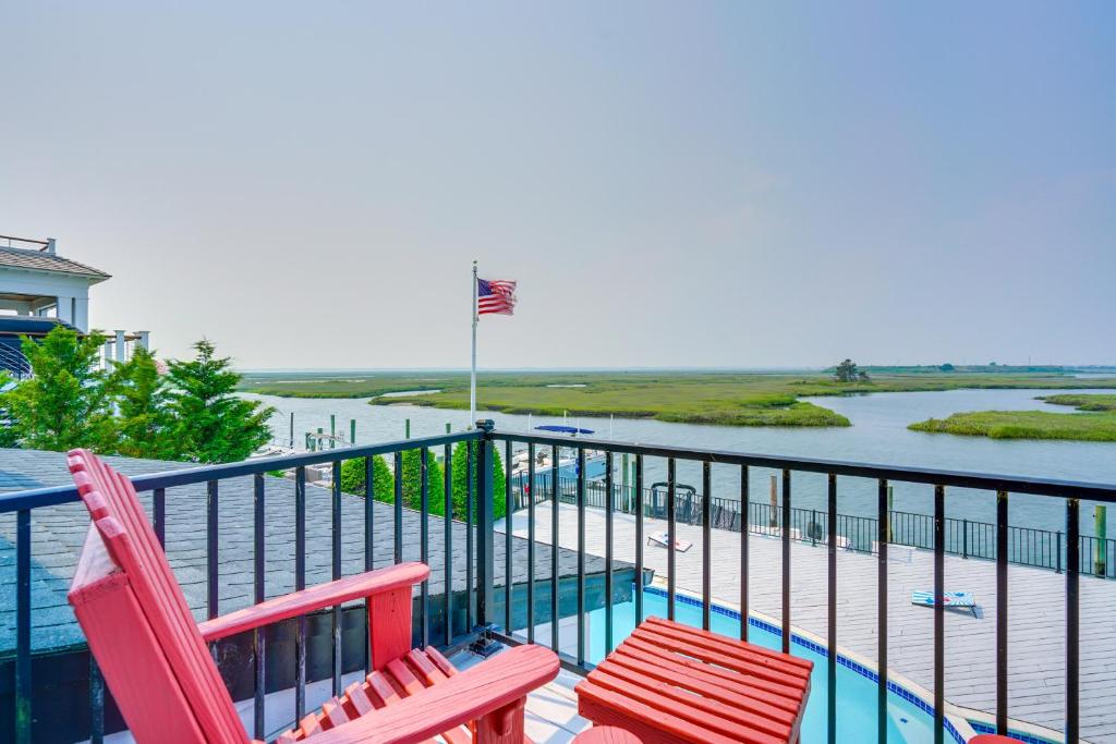 Balkón nebo terasa v ubytování Bayfront Avalon Home with Boat Slip and Private Pool!