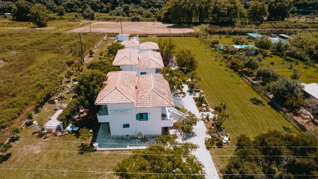 una vista aérea de una casa con techo en Villa Marina, en Perdika