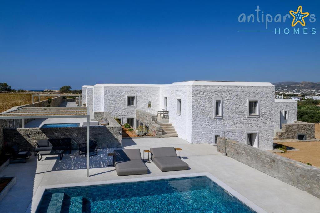 een villa met een zwembad in antiparos bij Antiparos Homes in Antiparos Stad