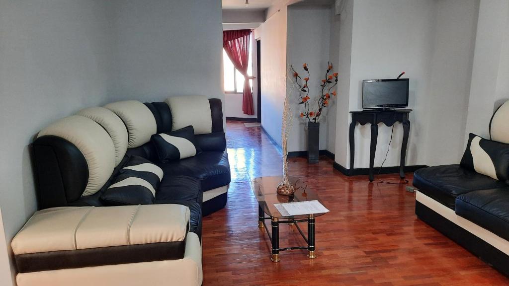 sala de estar con 2 sofás y TV en Apartamento acogedor independiente incluye garaje, en La Paz