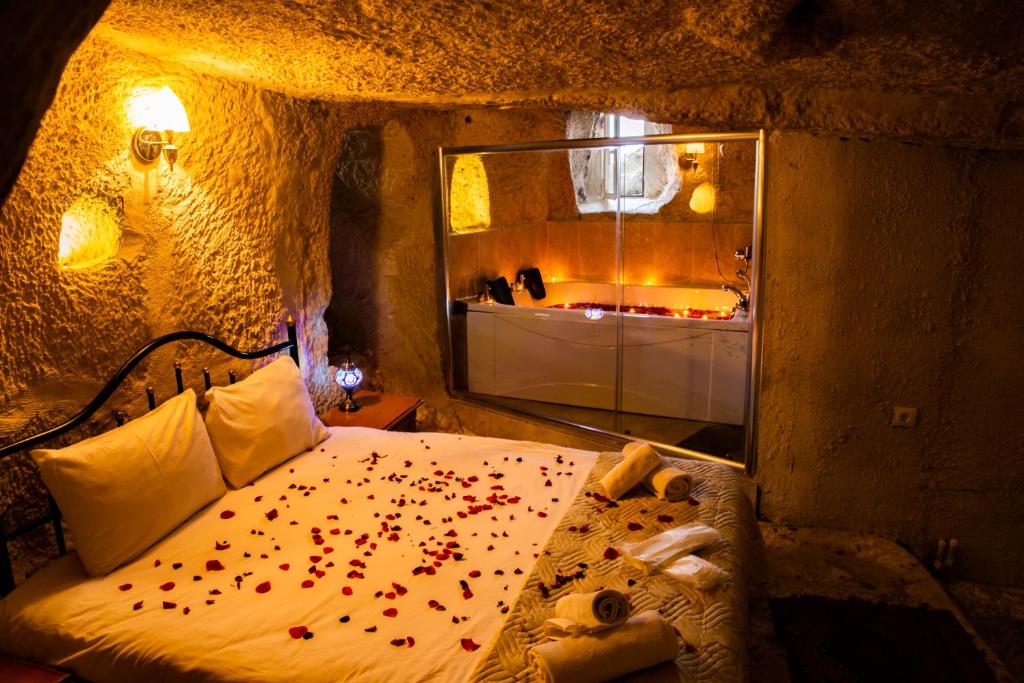 ネヴシェヒルにあるunicorn cave hotelの窓付きの部屋にベッド付きのベッドルーム1室があります。