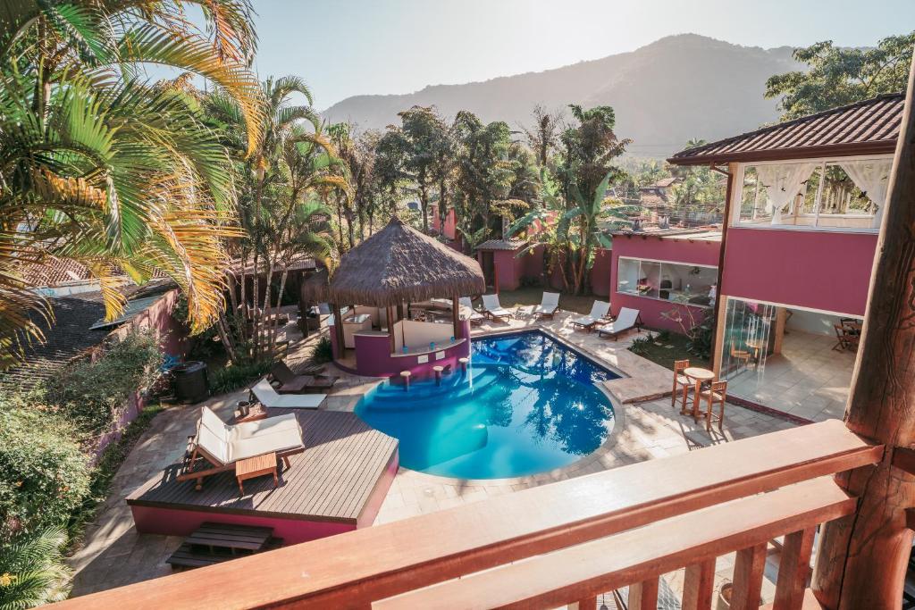 einen Luftblick auf einen Pool mit einem Resort in der Unterkunft Vila Bardot in Barra do Sahy