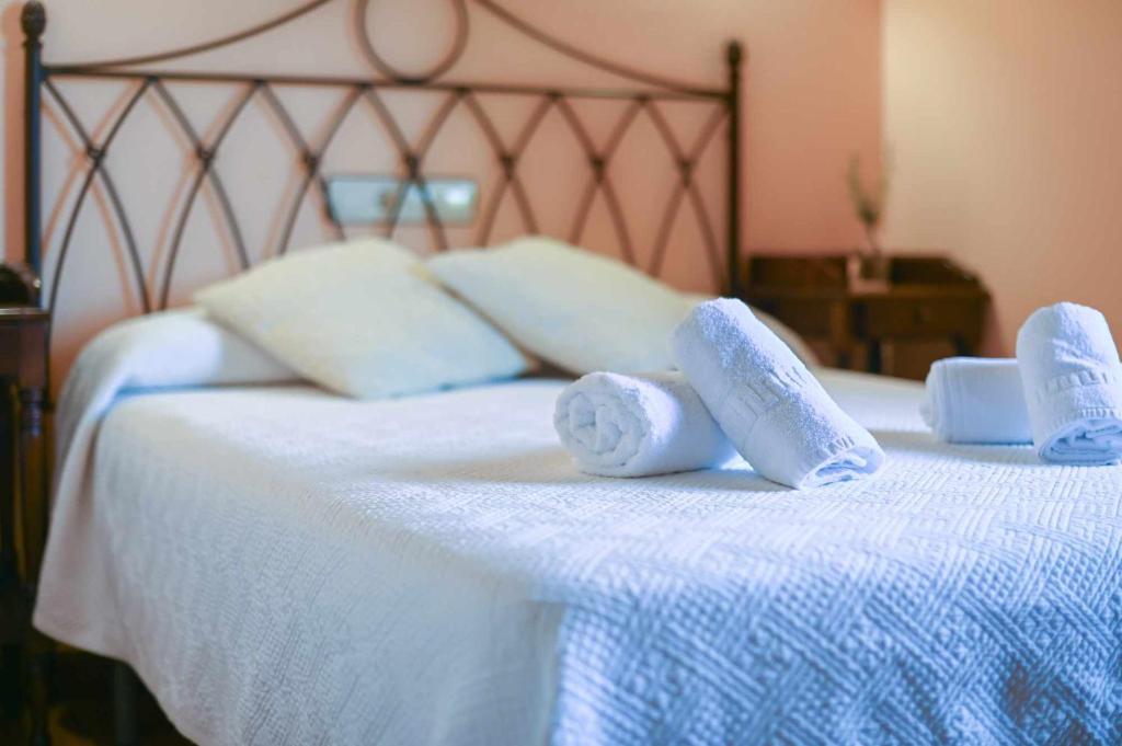 Кровать или кровати в номере Apartamentos Rurales El Cuetu