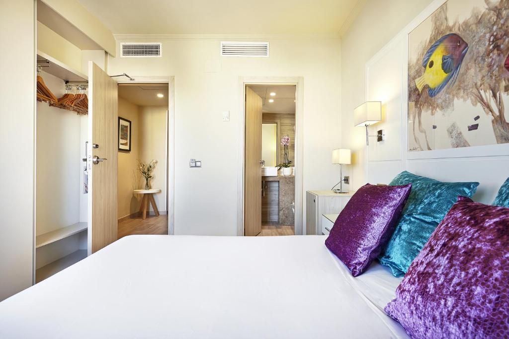 Кровать или кровати в номере Grupotel Maritimo