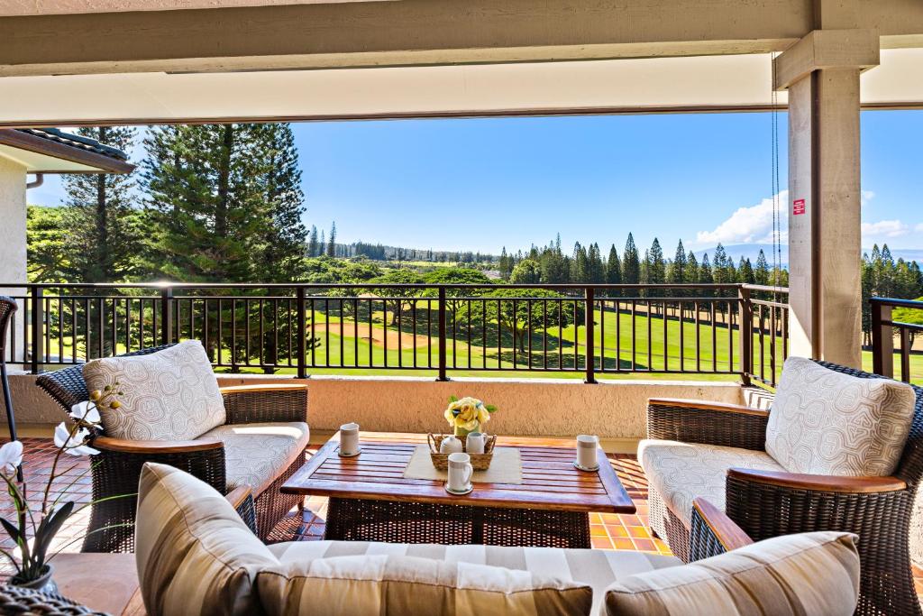 eine Terrasse mit Sofas und einem Tisch auf dem Balkon in der Unterkunft Kapalua Golf Villa 12V 1 in Kahana