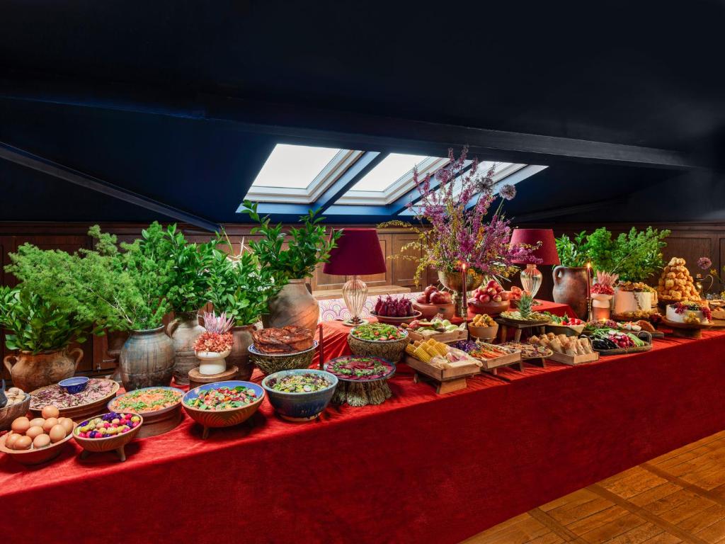 een buffet met eten op een rode tafel bij Mr Cas Hotels Taksim - Special Category in Istanbul