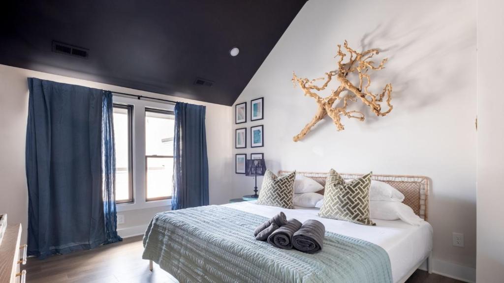 Giường trong phòng chung tại LoSo Luxury Loft w/ Roof Deck