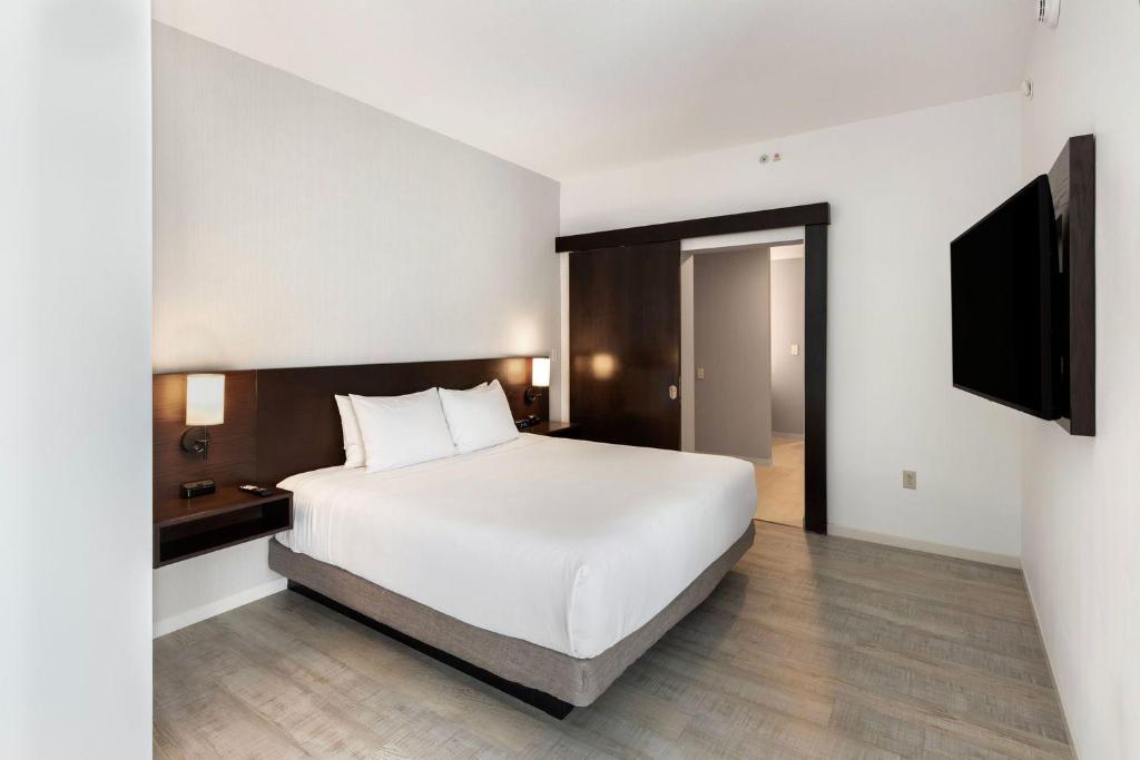 Hyatt Place West Palm Beach - One-Bedroom King Suite With Sofa Bed