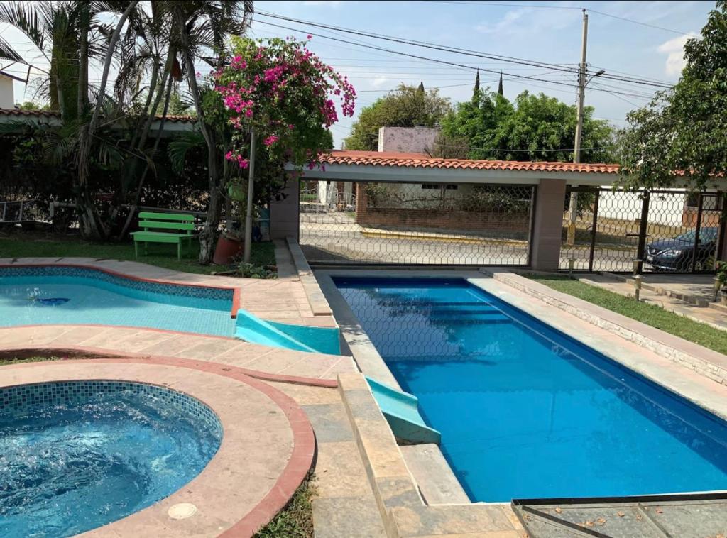 - une piscine dans une cour à côté d'une maison dans l'établissement La Manzana de Raquel, à Oaxtepec