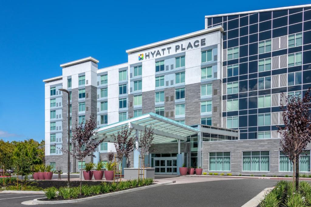 uma imagem da frente de um edifício de apartamentos em Hyatt Place San Jose Airport em San Jose