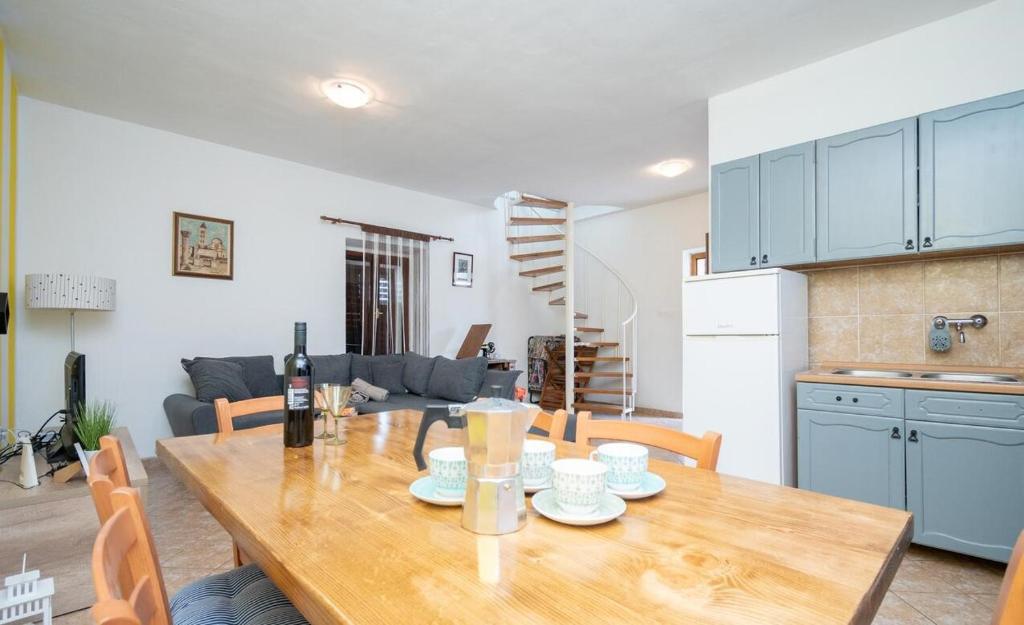 普萊克的住宿－Apartment Tea，厨房以及带木桌的用餐室。