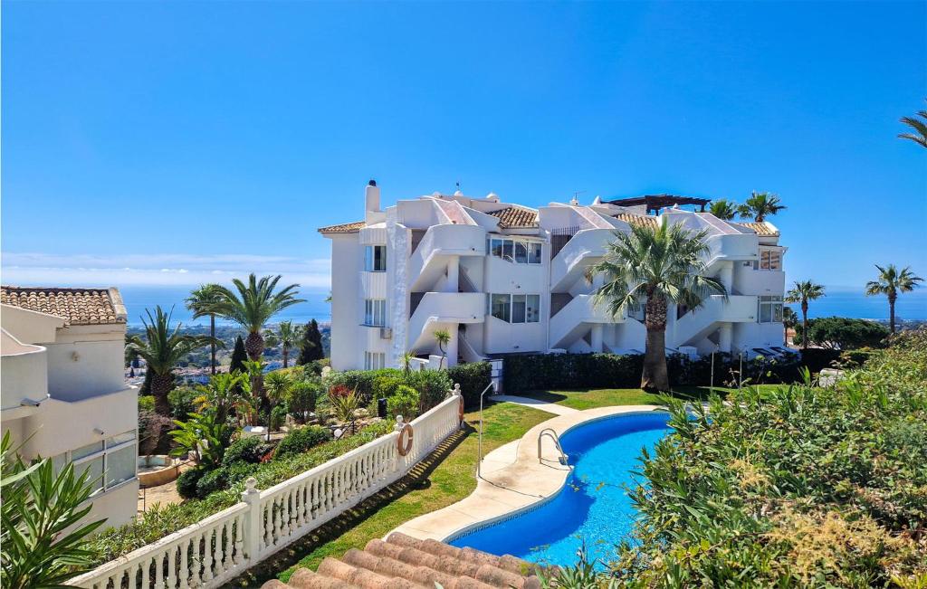 ミハスにあるAmazing Apartment In Mijas With Wifi, Outdoor Swimming Pool And Swimming Poolのスイミングプール付きの大きなアパートメントビルの景色を望めます。