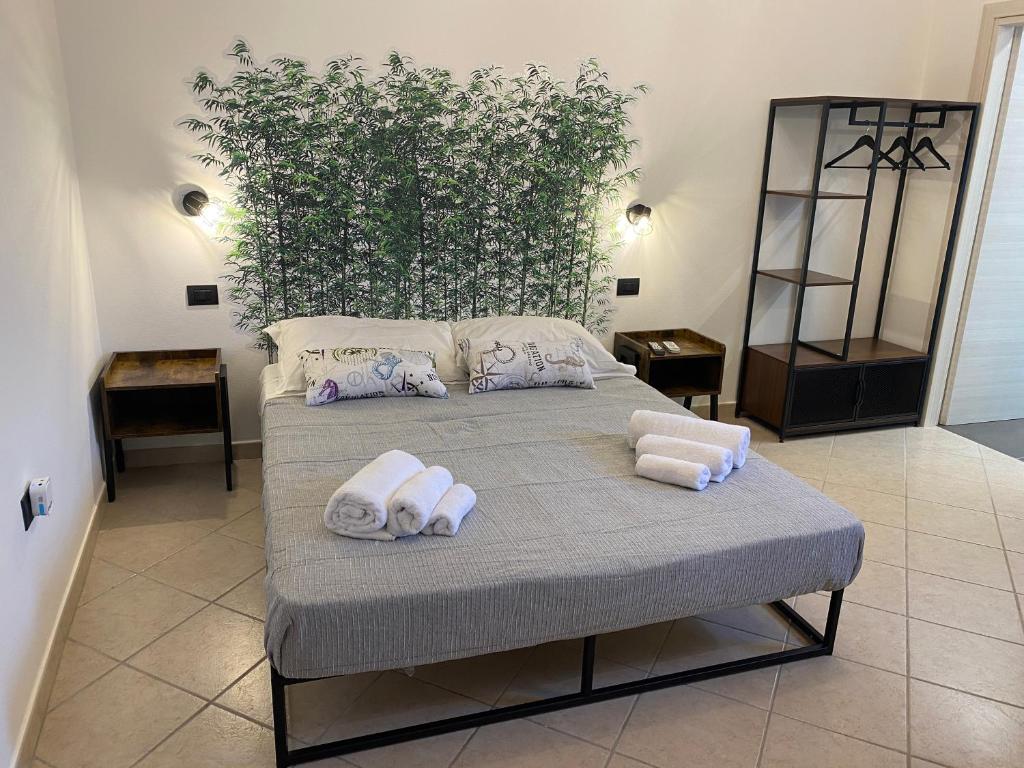 een bed met handdoeken in een kamer bij affittacamere in centro MUSCI' ROOMS e SUITES in Tortolì