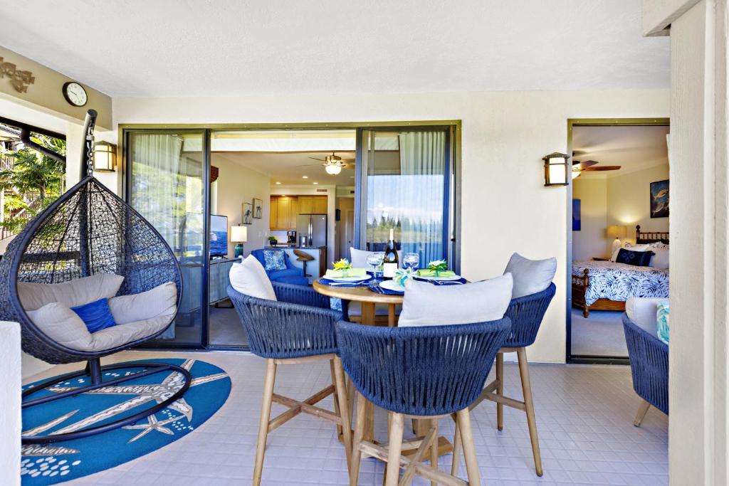 een woonkamer met een tafel en stoelen bij Kapalua Golf Villa 15T 7&8 in Kahana