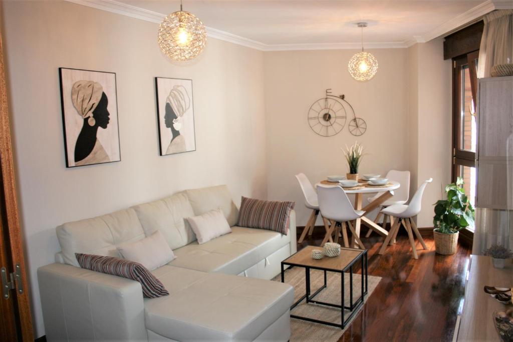 - un salon avec un canapé blanc et une table dans l'établissement El Fuste, à Oviedo