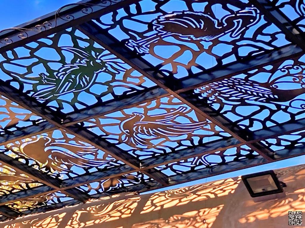 un techo de vidrieras con animales. en Riad Toyour- Riad of birds, en Fez