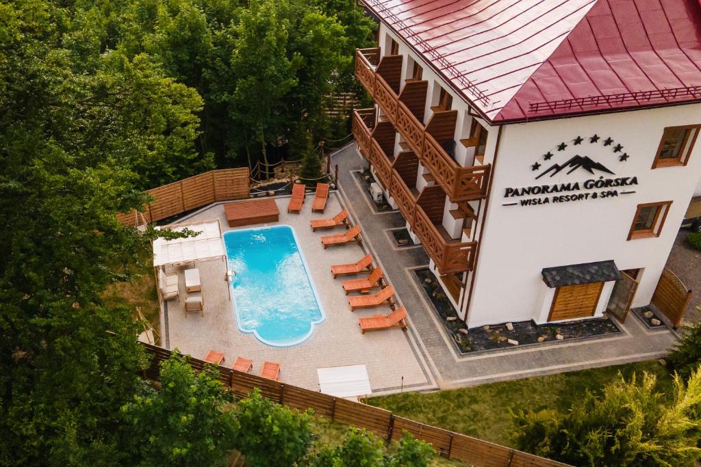 widok na hotel z basenem w obiekcie Panorama Górska Wisła Resort & SPA w Wiśle