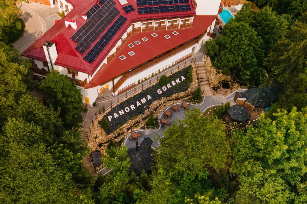 una vista aérea de un edificio con paneles solares. en Panorama Górska Wisła Resort & SPA, en Wisła