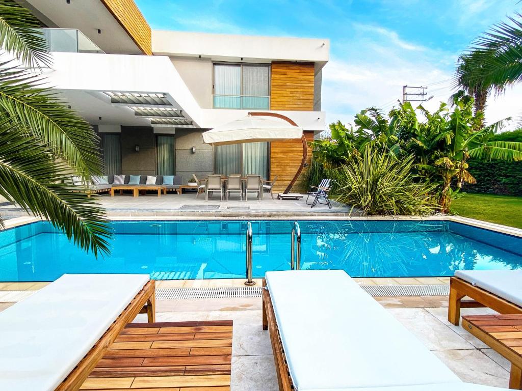 una villa con piscina e una casa di Villa Miami a Çeşme