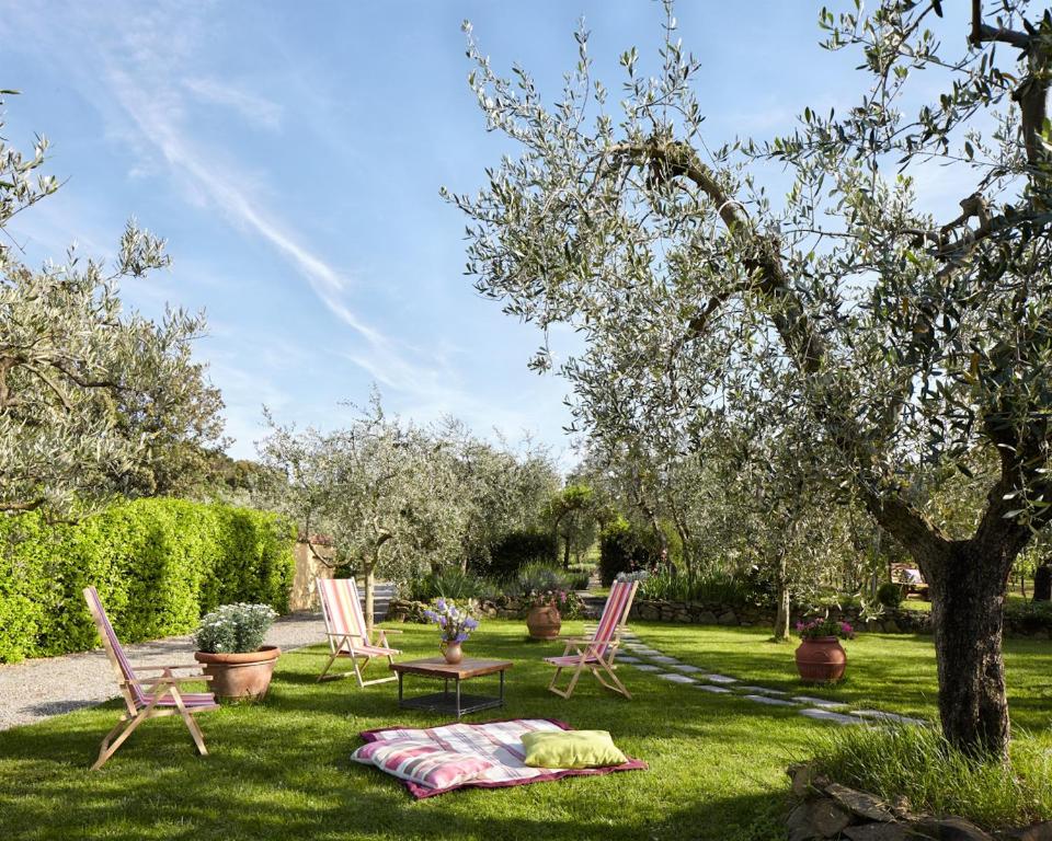 MalmantileにあるPodere La Casucciaの庭の芝生の椅子とテーブル