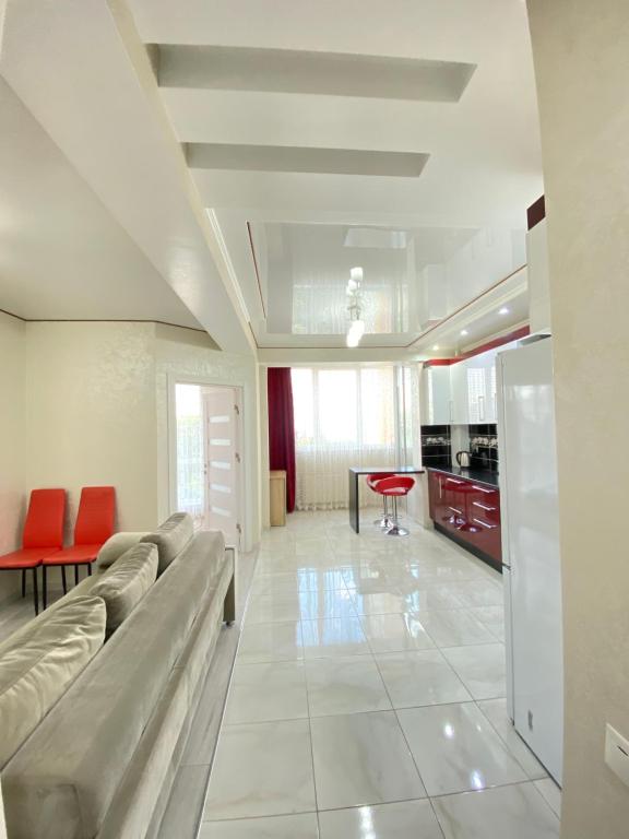 - un salon avec un canapé et une table dans l'établissement Cozy Two Bedroom Large Apartment, à Chişinău