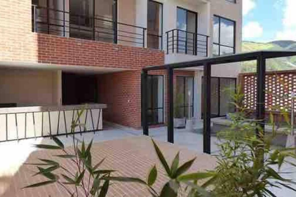 - Edificio con balcón y patio en Apartaestudio Refugio Bambú Club House en Pasto