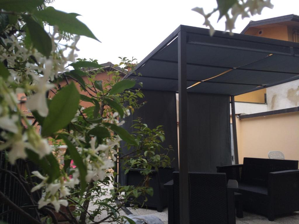 a black pergola on the side of a building at Kibilù - Via Confalonieri - Stazione Garibaldi - Zona Isola in Milan