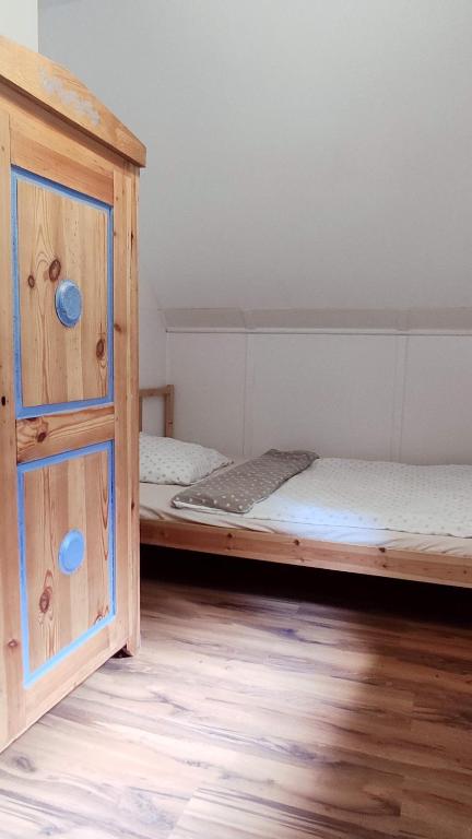 Postel nebo postele na pokoji v ubytování Iskierkówka