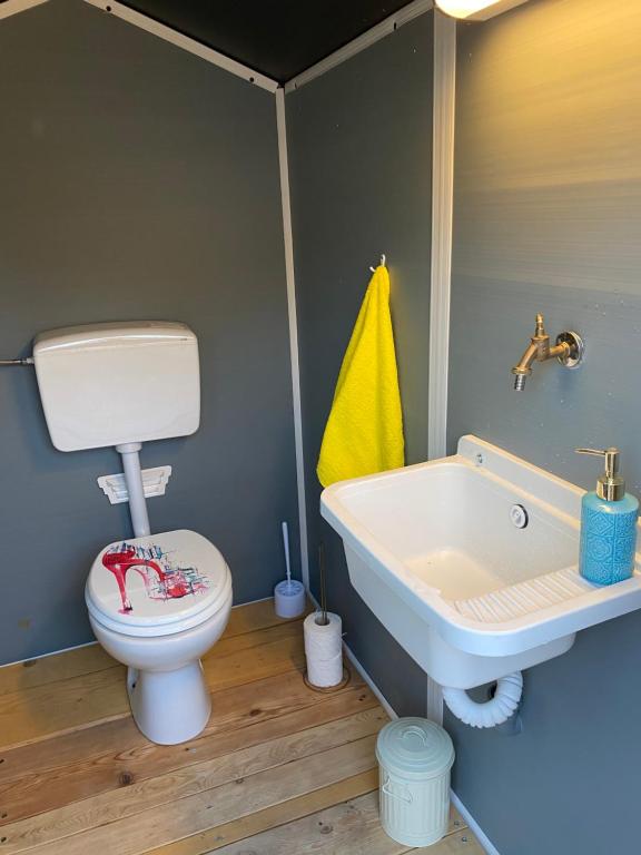 Łazienka z białą toaletą i umywalką w obiekcie Estera Tent Camping w mieście Zadar