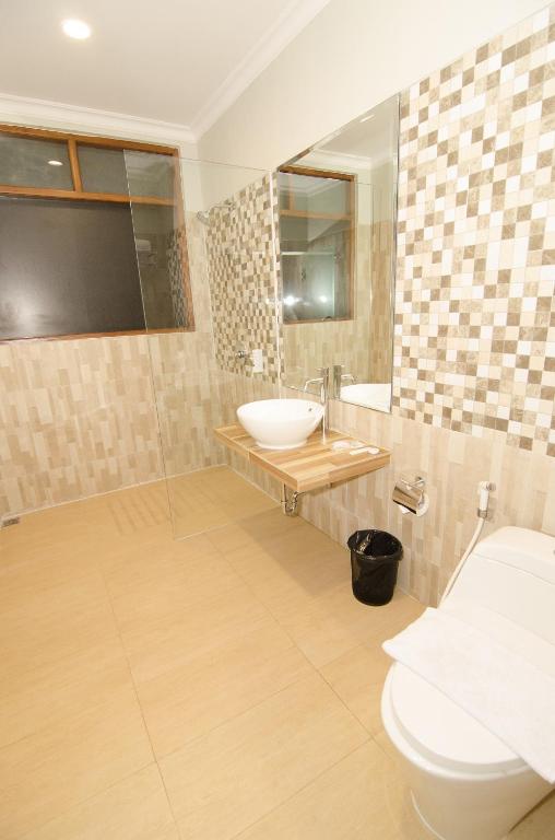 un bagno con lavandino e WC di Syailendra Hotel Syariah a Jepara
