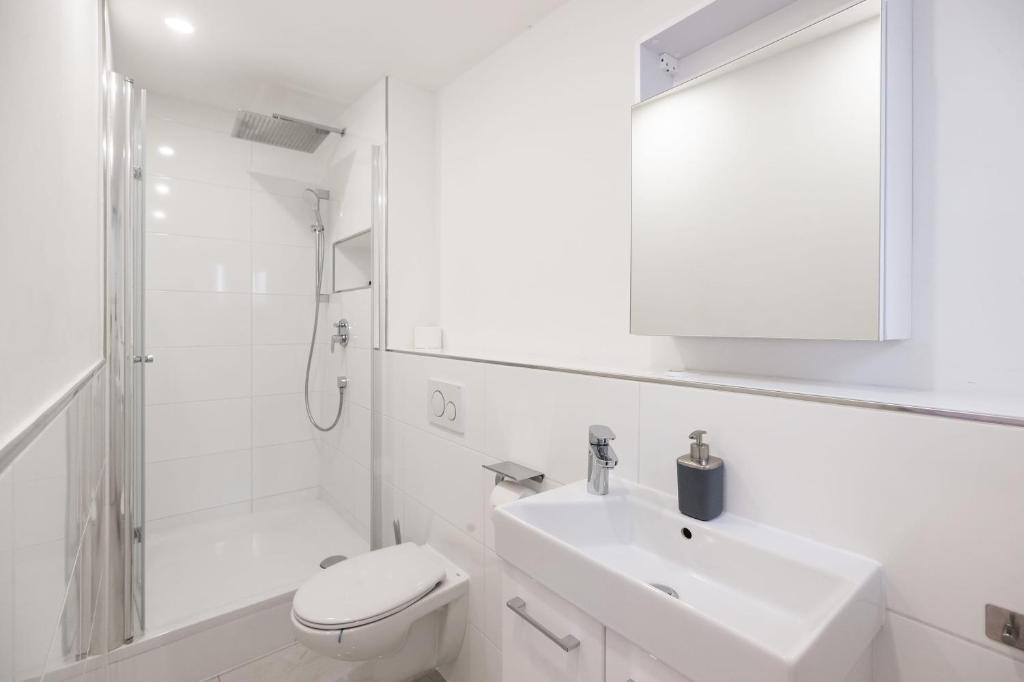 Koupelna v ubytování Rooms by StayStay I 24 Hours Check-In