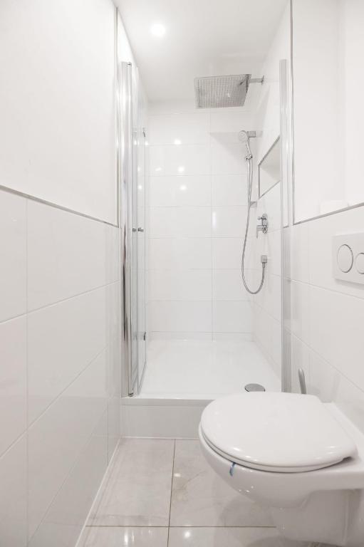 Koupelna v ubytování Rooms by StayStay I 24 Hours Check-In