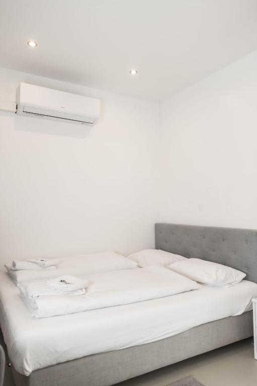 Postel nebo postele na pokoji v ubytování Rooms by StayStay I 24 Hours Check-In
